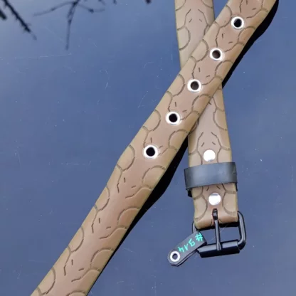 Ceinture marron en pneu de vélo upcyclé - motif serpent