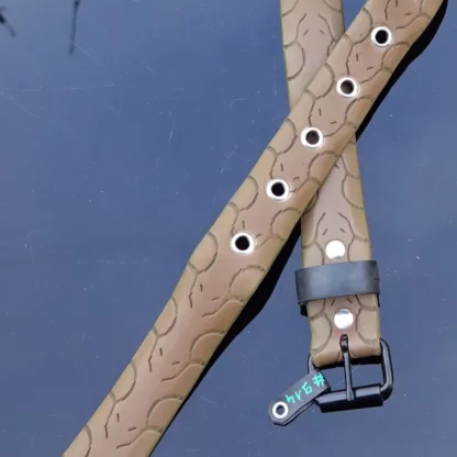 Ceinture marron en pneu de vélo upcyclé - motif serpent