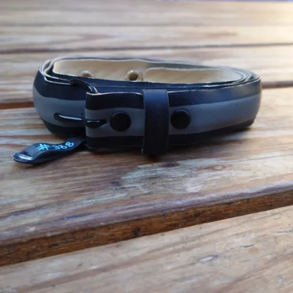 Ceinture noire et grise en pneu de vélo upcyclé
