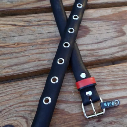 Ceinture noire et rouge en pneu de vélo upcyclé
