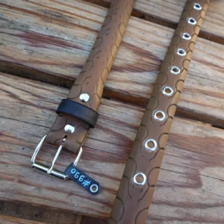 Ceinture marron en pneu de vélo upcyclé. Motifs têtes de serpents