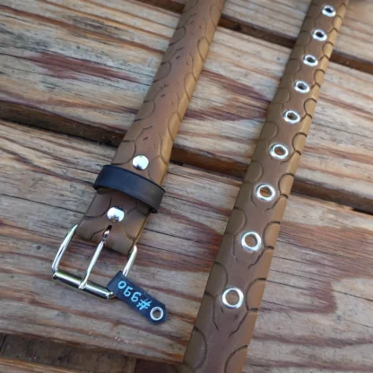 Ceinture marron en pneu de vélo upcyclé. Motifs têtes de serpents
