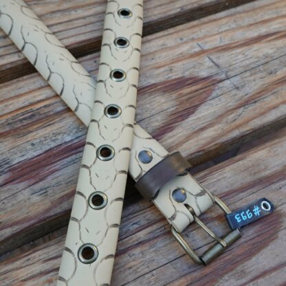 Ceinture beige en pneu de vélo upcyclé - motifs têtes de serpents