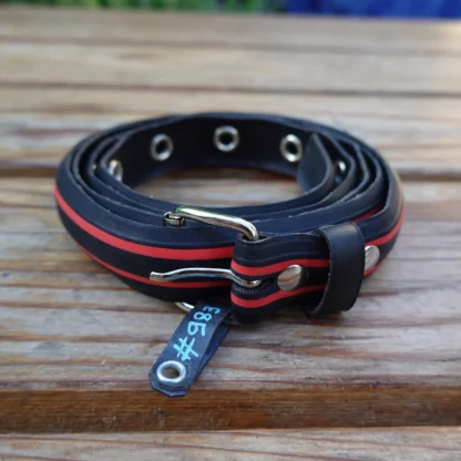 Ceinture noire et rouge en pneu de vélo upcyclé