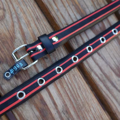 Ceinture noire et rouge en pneu de vélo upcyclé