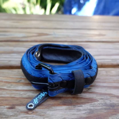 Ceinture noire et bleu en pneu de vélo upcyclé