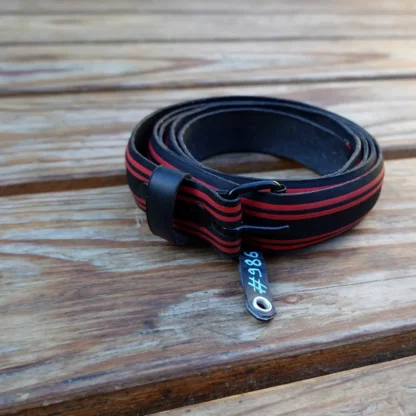 Ceinture noire et rouge en pneu de vélo upcyclé