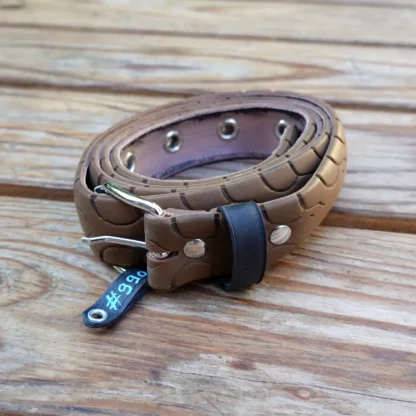 Ceinture marron en pneu de vélo upcyclé. Motifs têtes de serpents