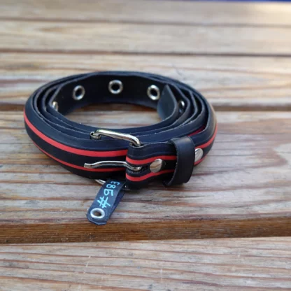 Ceinture noire et rouge en pneu de vélo upcyclé