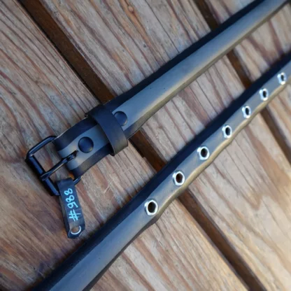 Ceinture noire et grise en pneu de vélo upcyclé