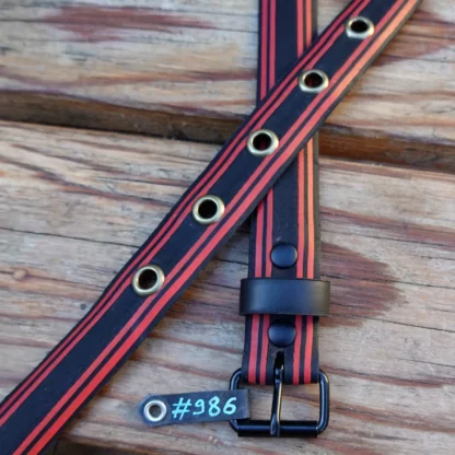 Ceinture noire et rouge en pneu de vélo upcyclé