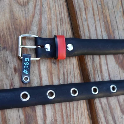 Ceinture noire et rouge en pneu de vélo upcyclé
