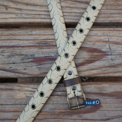 Ceinture beige en pneu de vélo upcyclé - motifs têtes de serpents