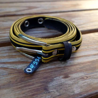 Ceinture jaune et noire en pneu de vélo upcyclé