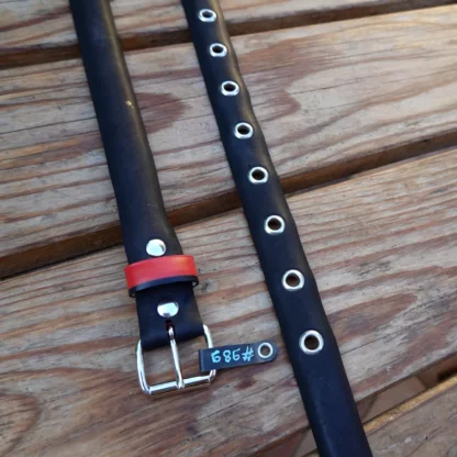 Ceinture noire et rouge en pneu de vélo upcyclé