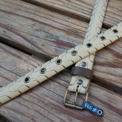 Ceinture beige en pneu de vélo upcyclé - motifs têtes de serpents