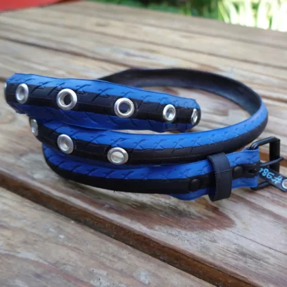 Ceinture noire et bleu en pneu de vélo upcyclé