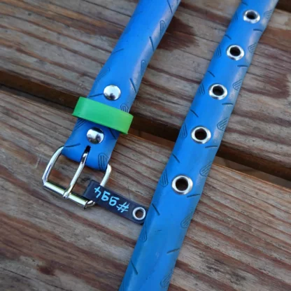 Ceinture en pneu de vélo bleu avec passant vert