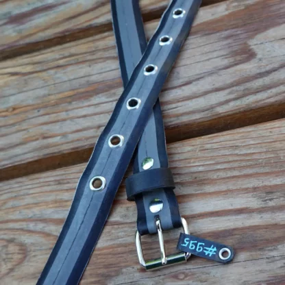 Ceinture grise et noire en pneu de vélo upcyclé