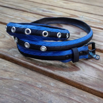 Ceinture noire et bleu en pneu de vélo upcyclé
