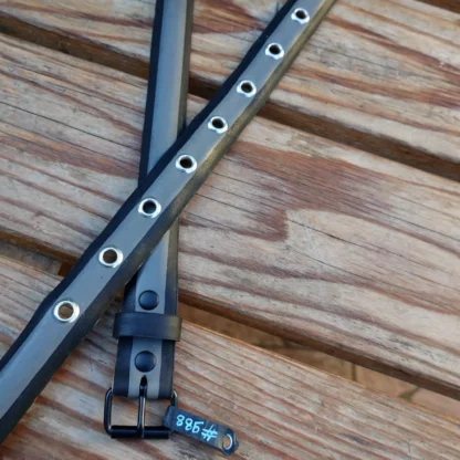 Ceinture noire et grise en pneu de vélo upcyclé