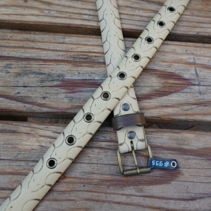 Ceinture beige en pneu de vélo upcyclé - motifs têtes de serpents