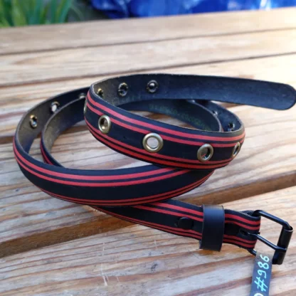 Ceinture noire et rouge en pneu de vélo upcyclé