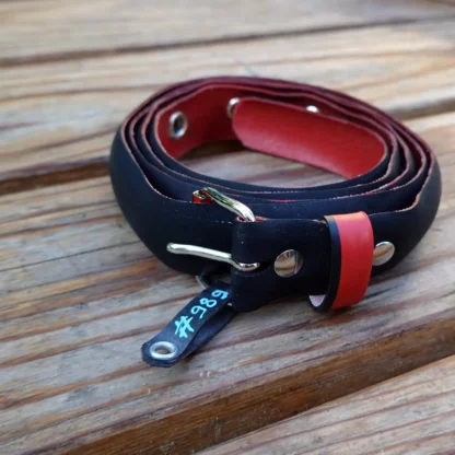 Ceinture noire et rouge en pneu de vélo upcyclé