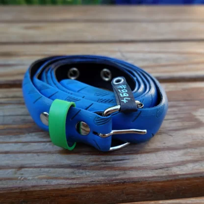 Ceinture en pneu de vélo bleu avec passant vert