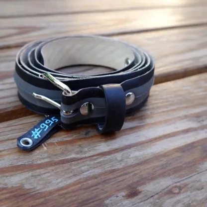 Ceinture grise et noire en pneu de vélo upcyclé