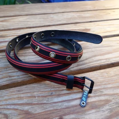 Ceinture noire et rouge en pneu de vélo upcyclé