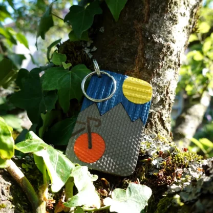 Porte-clés vélo et paysage montagneux en tuyaux de lances à incendie upcyclées