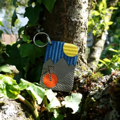 Porte-clés vélo et paysage montagneux en tuyaux de lances à incendie upcyclées