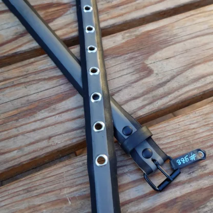 Ceinture noire et grise en pneu de vélo upcyclé