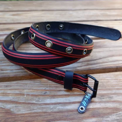 Ceinture noire et rouge en pneu de vélo upcyclé