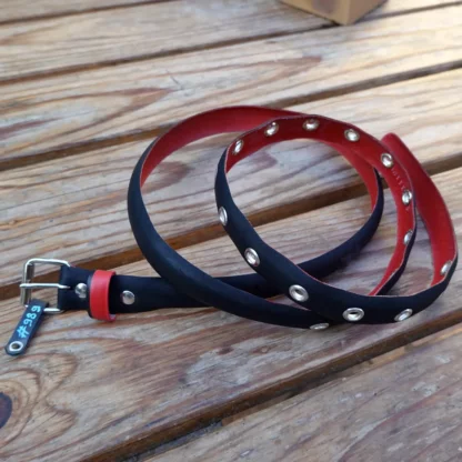 Ceinture noire et rouge en pneu de vélo upcyclé