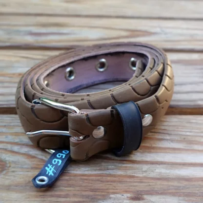 Ceinture marron en pneu de vélo upcyclé. Motifs têtes de serpents
