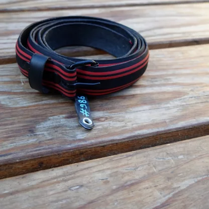 Ceinture noire et rouge en pneu de vélo upcyclé