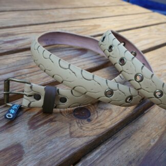 Ceinture beige en pneu de vélo upcyclé - motifs têtes de serpents