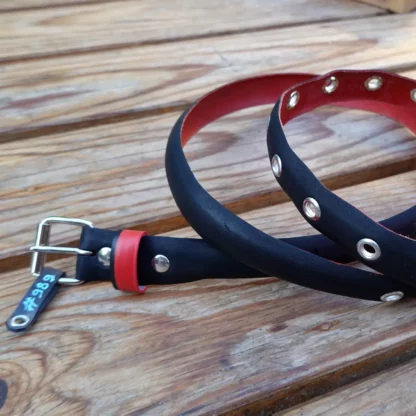 Ceinture noire et rouge en pneu de vélo upcyclé
