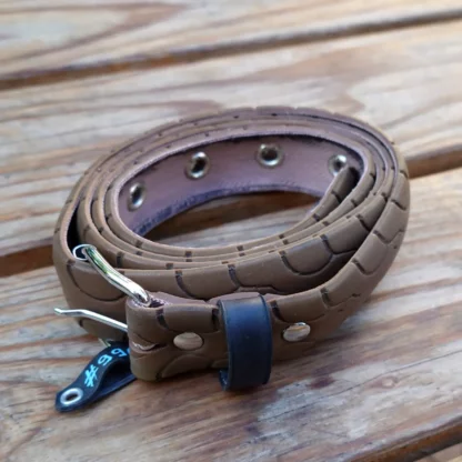 Ceinture marron en pneu de vélo upcyclé. Motifs têtes de serpents