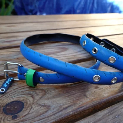 Ceinture en pneu de vélo bleu avec passant vert