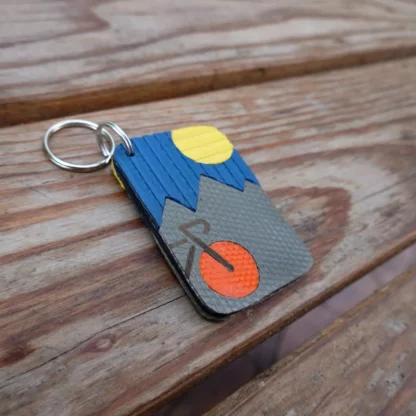 Porte-clés vélo et paysage montagneux en tuyaux de lances à incendie upcyclées