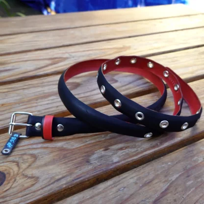 Ceinture noire et rouge en pneu de vélo upcyclé