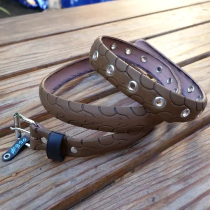 Ceinture marron en pneu de vélo upcyclé. Motifs têtes de serpents