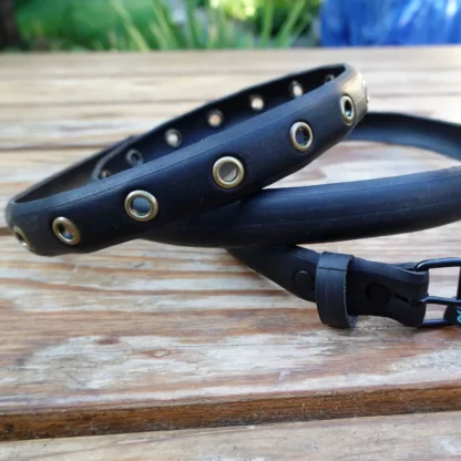 Ceinture noire en pneu de vélo upcyclé