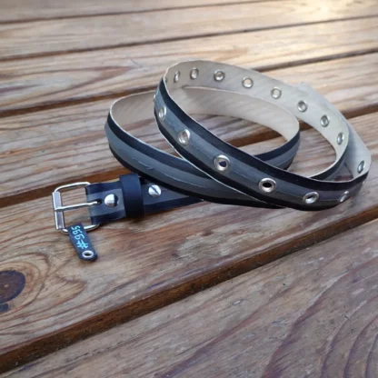 Ceinture grise et noire en pneu de vélo upcyclé