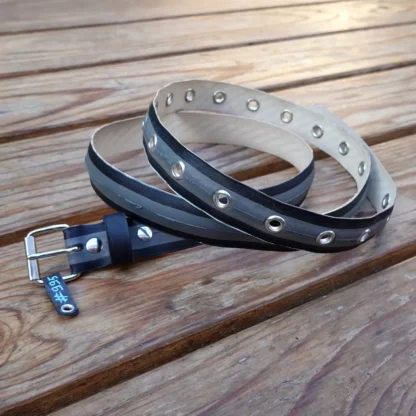 Ceinture grise et noire en pneu de vélo upcyclé