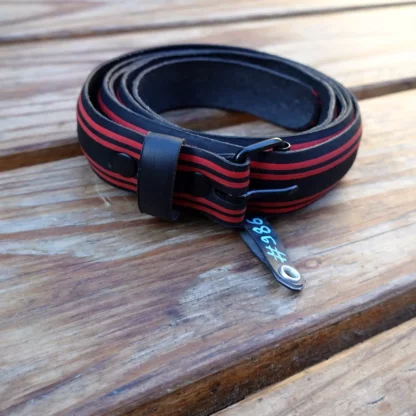Ceinture noire et rouge en pneu de vélo upcyclé