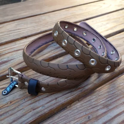 Ceinture marron en pneu de vélo upcyclé. Motifs têtes de serpents